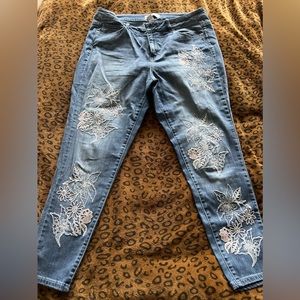 👑Size 16 Lane Bryant Embroidered Jeans👑